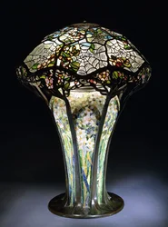 Tiffany Studiosin lyijylasinen "Hämähäkinseitti"-pöytävalaisin, noin 1906