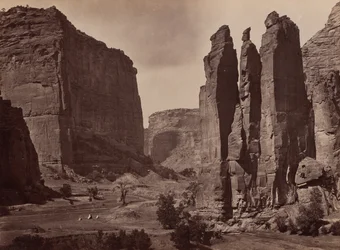 Cañon de Chelle. Grand Cañonin seinämät ovat noin 1200 jalkaa korkeat.