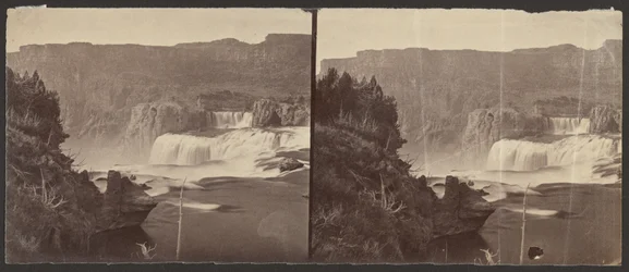 [Shoshonen putoukset, Snake River, Idaho, näkymä keskipäivällä, viereiset seinämät noin 1,000 jalkaa korkeat]