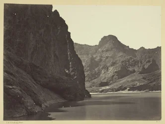 Black Cañon, Colorado River, näkymä alavirtaan lähellä leiriä 7. Tutkimusmatkoja Nevadassa ja Arizonassa, vuoden 1871 retkikunta. Luutnantti Geo. M. Wheeler, komentaja.