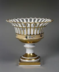 Hedelmäkori, c. 1826-1838 (kovatahnainen posliini emalilla ja kullauksella)