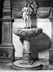 Pyhän veden allas, jonka päällä on Johannes Kastajan patsas, S. Antonion basilika, Padova