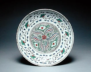Tyylitellyillä kukilla koristeltu astia, Isnik, 1500-luvun loppu (keramiikka)
