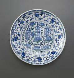 Rypälekuvioinen astia, Iznik, Ottomaanien dynastia (keraaminen)