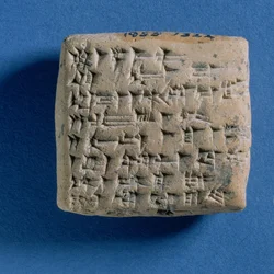 Tabletti, johon on kaiverrettu kirje Tirirsamalta kuningas Niqmepalle, Atshanasta, 1300-luvulta eKr. (paistettu savi)