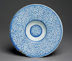 Tondino-astia, Iznik Golden Horn -tavarat, turkki, n. 1535-45 (kivitahna, sininen lasituksen alla) 88; katso myös 117758;