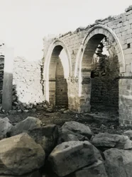 Pylväs ja kaaret, Neitsyt Marialle omistetun kristillisen basilikan sisustus, Qasr Ibrim, Egypti, valokuvaaja Ugo Monneret de Villard.