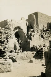 Pyhän Simeonin luostarin suuren säilytystilan (qasr) sisätilat, Assuan, Egypti, valokuvaaja Ugo Monneret de Villard.