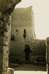 Pyhän Simeonin luostarin suuren säilytystilan (qasr) sisätilat, Assuan, Egypti, valokuvaaja Ugo Monneret de Villard.