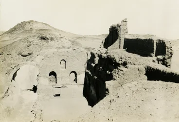 Pyhän Simeonin luostarin suuren säilytystilan (qasr) sisätilat, Assuan, Egypti, valokuvaaja Ugo Monneret de Villard.
