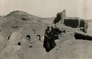 Pyhän Simeonin luostarin suuri linnoitus (qasr), näkymä käytävään ennen sen kaivamista, Assuan, Egypti, valokuvaaja Ugo Monneret de Villard.