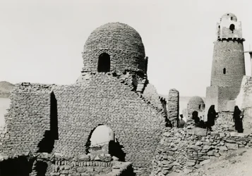 Al-Mashhad al-Baharin minareetti ja moskeijan rauniot, lähellä Assuania, Egypti, valokuvaaja Ugo Monneret de Villard.