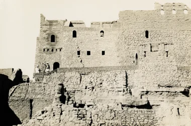 Pyhän Simeonin luostari restauroinnin jälkeen, Assuan, Egypti, valokuvaaja Ugo Monneret de Villard.
