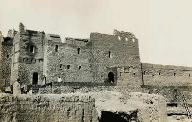 Pyhän Simeonin luostari restauroinnin jälkeen, Assuan, Egypti, valokuvaaja Ugo Monneret de Villard.