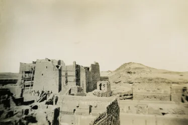 Pyhän Simeonin luostari restauroinnin aikana, Assuan, Egypti, valokuvaaja Ugo Monneret de Villard.