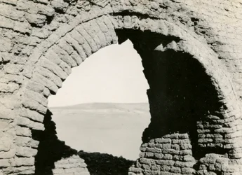 Kirkon rauniot aavikolla, yksityiskohta kupolin riipuksesta, Adindan, Egypti, valokuvaaja Ugo Monneret de Villard.