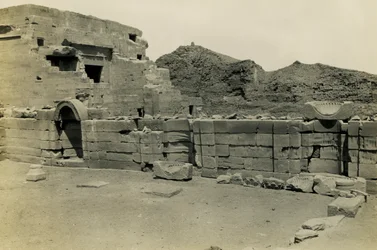 Koptikirkon rauniot lähellä Hathorin temppeliä, Dendera, Egypti, valokuvaaja Ugo Monneret de Villard.