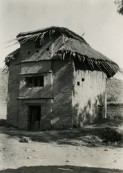 Neliönmuotoinen navetta, Axum, Etiopia, valokuvaaja Ugo Monneret de Villard.