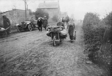 Brittiläinen sotilas auttoi naista palaamaan kylään Ranskaan, 1918