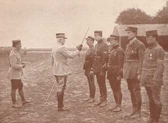 Ranskalainen kenraali jakamassa kunniamerkkejä lentäjille, 1918 1919