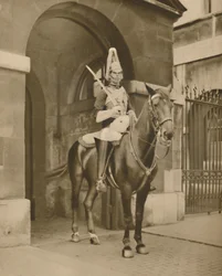 Elävä patsas Whitehallissa: The Lifeguards Sentry, n. 1935.