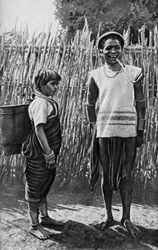 Moi-pariskunta kylän palisadissa, Afrikassa, 1922