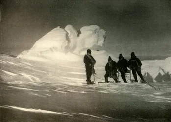 Merkittävä fumaroli vanhassa kraaterissa couchant-leijonan muodossa, n. 1908, 1909.
