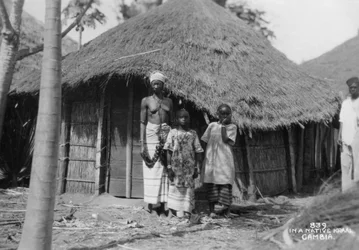 Perhe kotinsa edessä, Gambia, 1900-luku