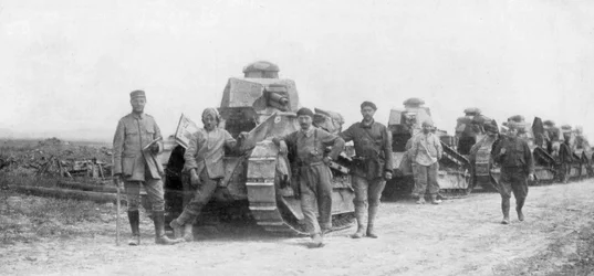 Ryhmä kevyitä panssarivaunuja, Soissons, Ranska, 1918