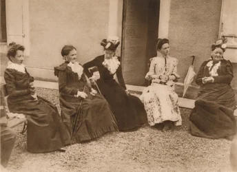 Ryhmä naisia puhumassa, 1937