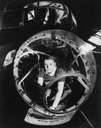 Nainen työskentelee Lancaster-pommikoneessa, toinen maailmansota, 1940-luku
