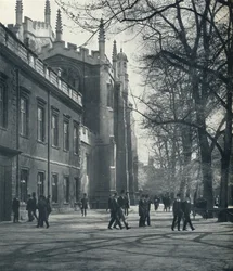 Poissaolon jälkeen, 1926