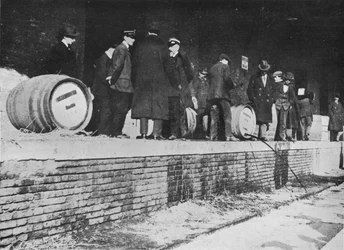 Sodanjulistuksen jälkeen: Saksalaista olutta karkaamassa Italian tulliliikkeestä, 1915