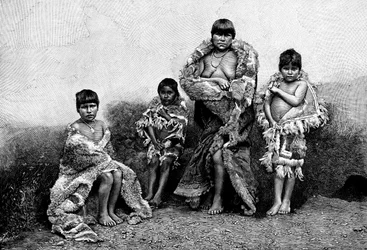 Alakaluf Fuegians, guanakonnahoihin pukeutunut, Chile, 1895
