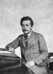 Albert Einstein 1879-1955, saksalais-sveitsiläinen matemaatikko ja teoreettinen fyysikko, 1905
