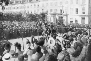 Albert I Belgialainen matkalla parlamenttiin, 1914