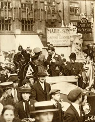 Alcock ja Brown ... ensimmäisen välilaskuttoman Atlantin ylilennon jälkeen, Lontoo, kesäkuu 1919, 1935.