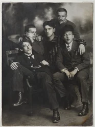 Aleksei Kruchenykh, David Burlyuk, Vladimir Majakovski, Nikolai Burljuk ja Benedict Livshits, 1913.