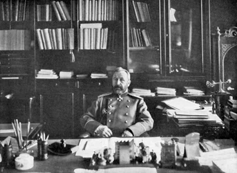 Aleksei Nikolajevitš Kuropatkin kirjastossaan, 1904-5