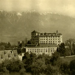 Ambrasin linna, Innsbruck, Tiroli, Itävalta, vuodelta 1935.