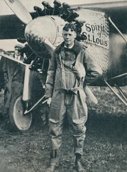 Amerikkalainen lentäjä Charles Lindbergh ja hänen koneensa, Spirit of St Louis, c1927 c1937