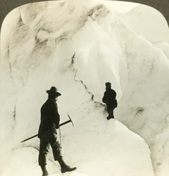 Vuorten ja jääkuilujen joukossa - Brigsdalin jäätikön valtavia rakoja, - Norja, c1905.