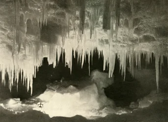 Jääluola talvella, c1908, 1909.