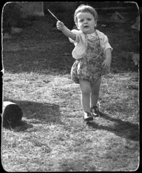 Andrew Nurnberg, valokuvaaja Walterin poika kepillä puutarhassa, C1954