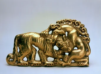 Eläimet taistelevat vyön solkia vastaan, 7. vuosisadalla eKr