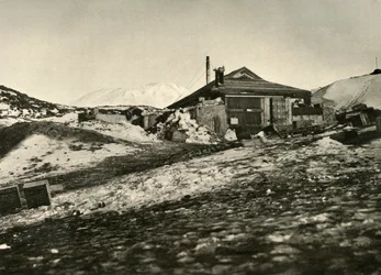 Toinen näkymä mökistä kesällä, c1908, 1909