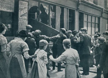 Saksanvastainen mellakointi Lontoossa: Väkijoukko murtautumassa saksalaisen liikkeen ikkunoihin, vuodelta 1914