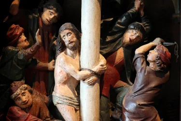 Arbois, Jura, Ranska, 31.8.2015 - Saint-Hippolyten kirkko. 1400-luvun retable. Kristuksen liputus.