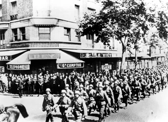 Saksan ensimmäisten joukkojen saapuminen Pariisiin kesäkuussa 1940