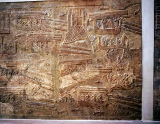 Assyrialainen reliefi, jossa näkyy puun kuljetus Libanonista vesiteitse, Khorsabad, 800-luku eKr.
